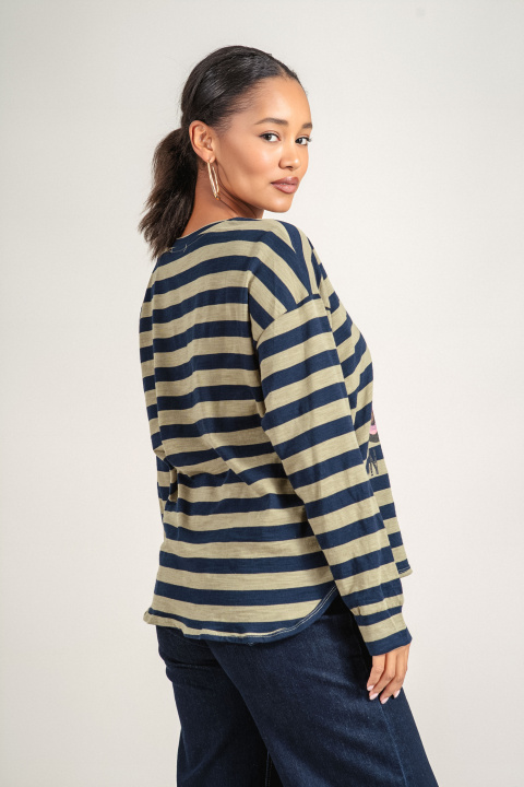 Дамска блуза от памук в зелено с тъмносин раиран принт и щампа с камион и надпис