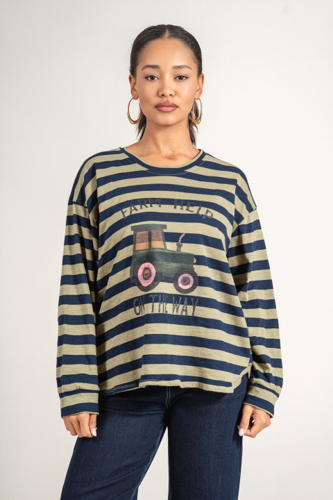 Дамска блуза от памук в зелено с тъмносин раиран принт и щампа с камион и надпис