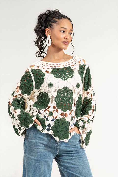 Дамска блуза от плетена материя със зелена флорална бродерия