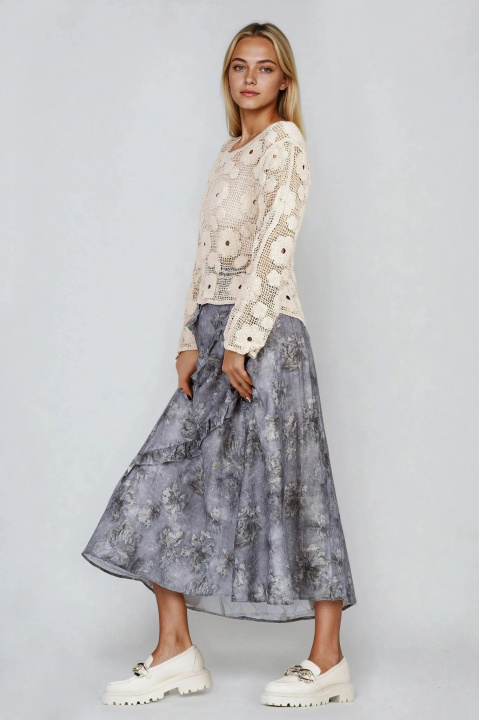 Дамска блуза от плетиво в светлобежово с бродирани цветя и мрежест ефект