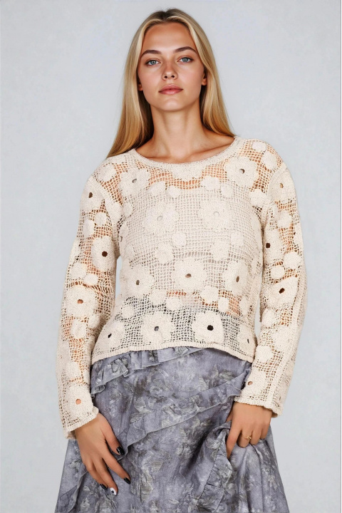 Дамска блуза от плетиво в светлобежово с бродирани цветя и мрежест ефект