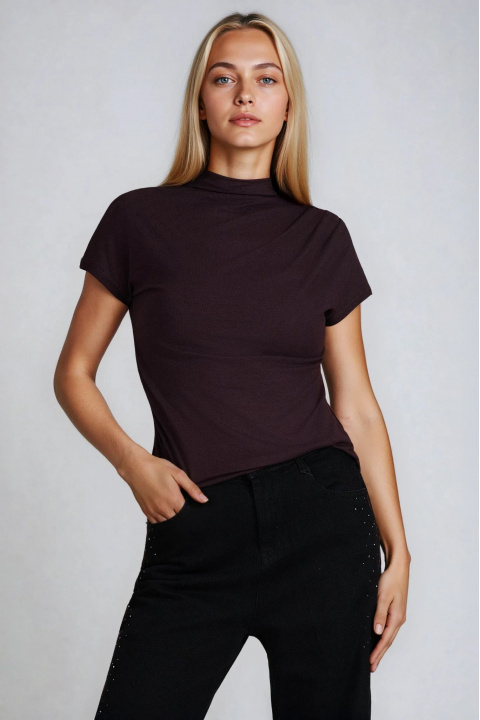 Дамска блуза с висока яка в кафяво