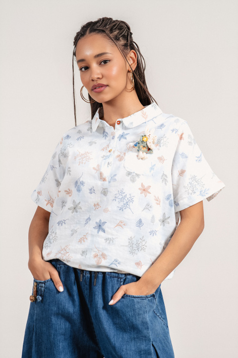 Дамска блуза туника от памук в синкав нюанс, флорален принт и декоративна брошка