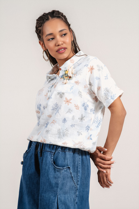 Дамска блуза туника от памук в синкав нюанс, флорален принт и декоративна брошка