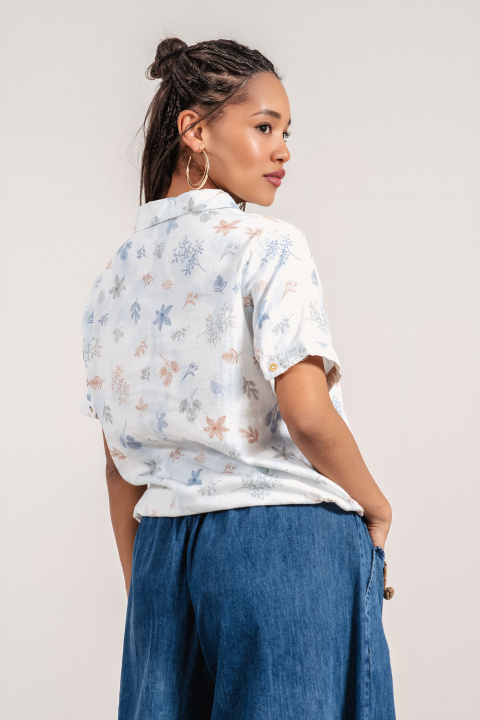 Дамска блуза туника от памук в синкав нюанс, флорален принт и декоративна брошка