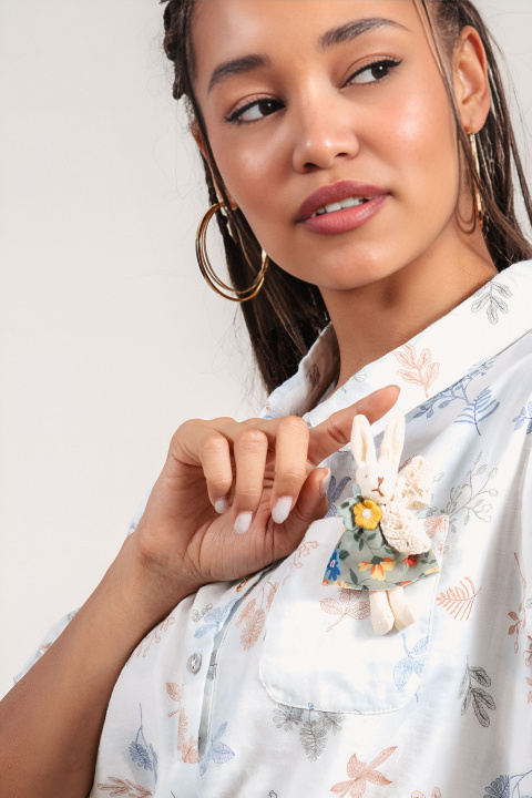 Дамска блуза туника от памук в синкав нюанс, флорален принт и декоративна брошка