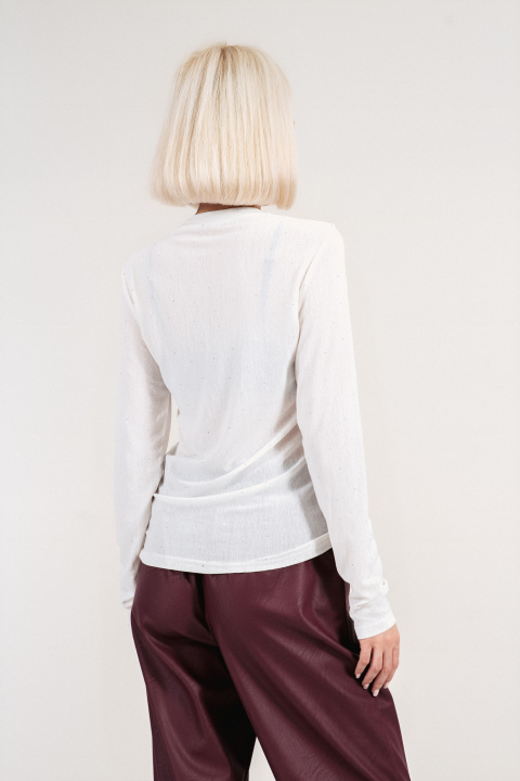 Дамска блуза в бяло от фина материя декорирана със ситни камъни