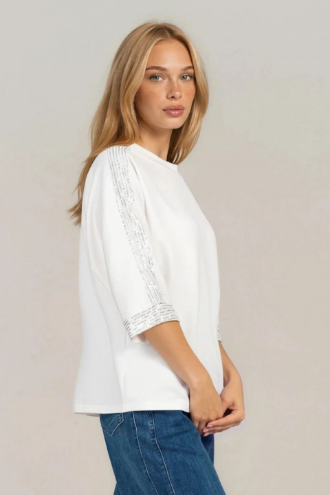 Дамска блуза в бяло с декоративни пайети и свободена кройка