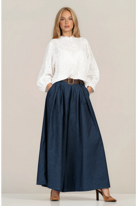 Дамска блуза в бяло с къдрици на деколтето, рязана бродерия и копчета на гърба