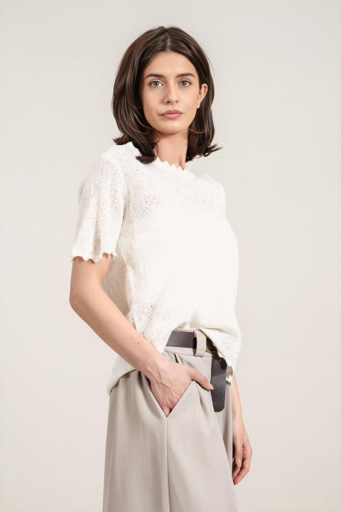 Дамска блуза в бяло с къс ръкав и материя на дупки