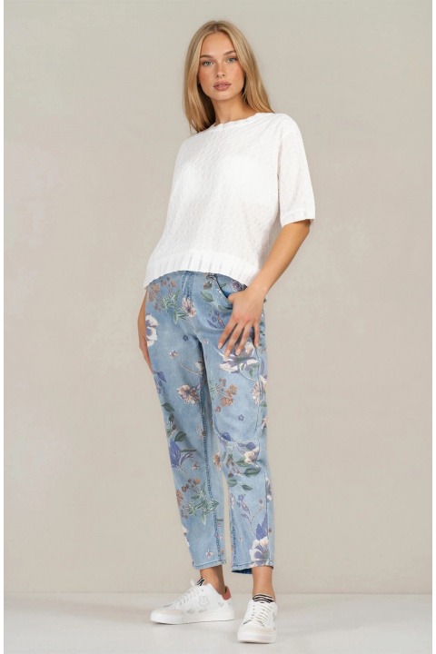 Дамска блуза в бяло с релефен принт и връзки в края