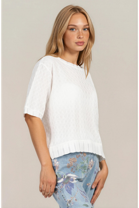 Дамска блуза в бяло с релефен принт и връзки в края