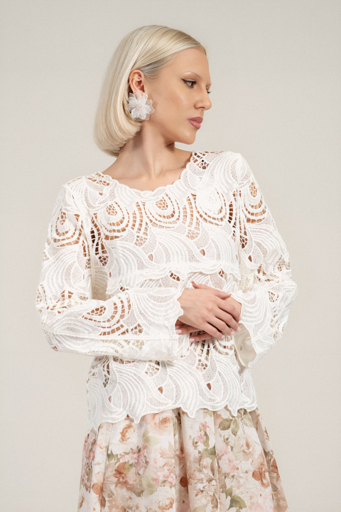 Дамска блуза в бяло с рязана бродерия