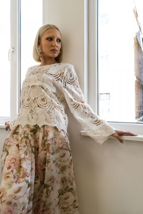 Дамска блуза в бяло с рязана бродерия