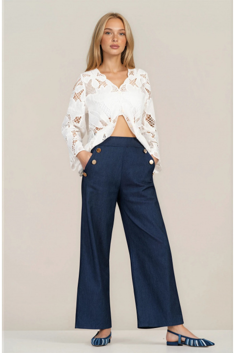 Дамска блуза в бяло с рязана бродерия и копчета