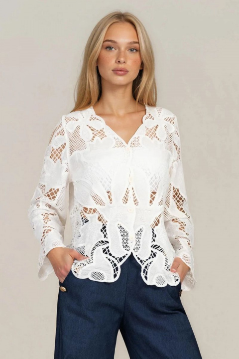 Дамска блуза в бяло с рязана бродерия и копчета