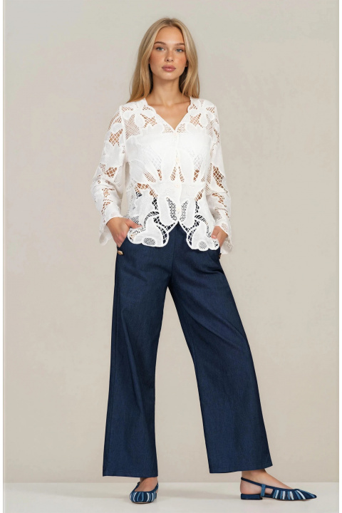 Дамска блуза в бяло с рязана бродерия и копчета