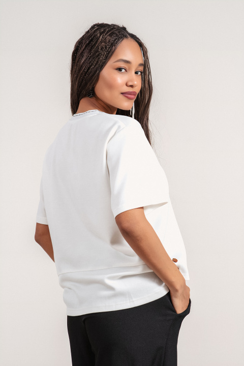 Дамска блуза в бяло с щампа и декоративни копчета