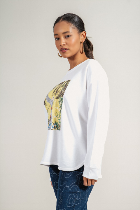 Дамска блуза в бяло с щампа жена и дете на горска пътека