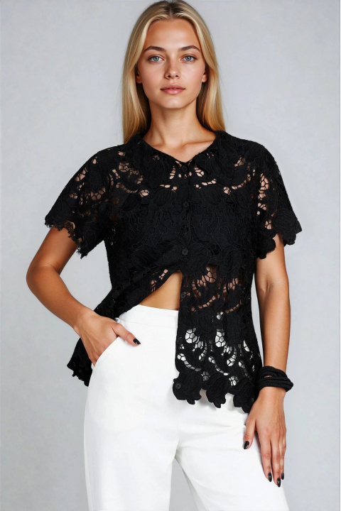 Дамска блуза в черно с рязана бродерия и копчета