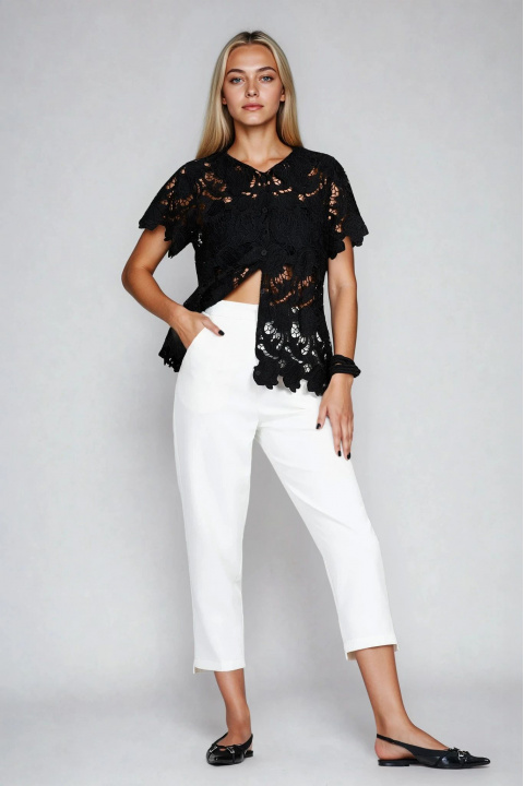 Дамска блуза в черно с рязана бродерия и копчета