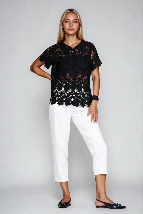Дамска блуза в черно с рязана бродерия и копчета