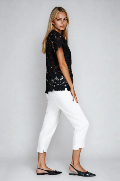 Дамска блуза в черно с рязана бродерия и копчета