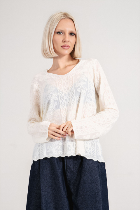 Дамска блуза в цвят екрю от фина материя с бродирани фролани елементи