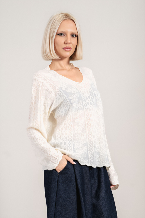 Дамска блуза в цвят екрю от фина материя с бродирани фролани елементи