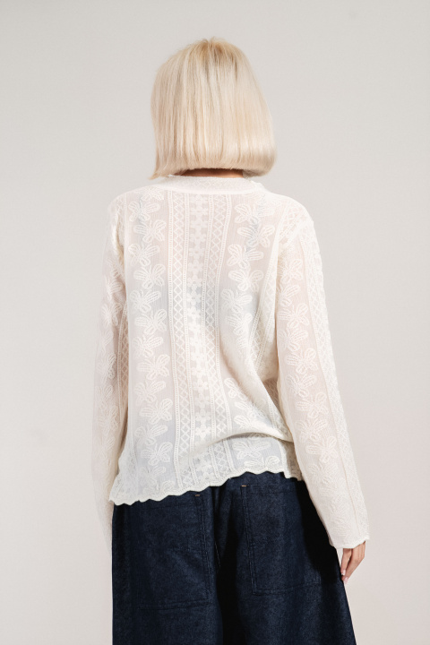Дамска блуза в цвят екрю от фина материя с бродирани фролани елементи
