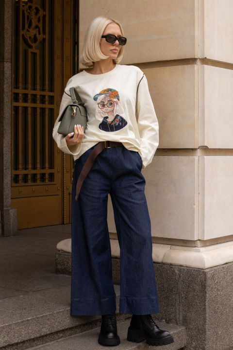 Дамска блуза в цвят екрю с бродирано момиче с очила