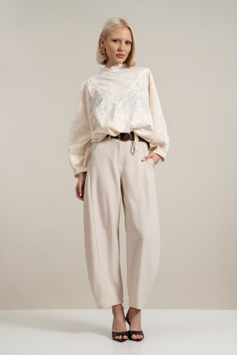 Дамска блуза в цвят екрю с къдрици на деколтето, рязана бродерия и копчета на гърба