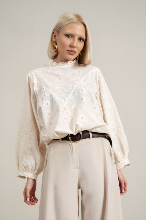 Дамска блуза в цвят екрю с къдрици на деколтето, рязана бродерия и копчета на гърба