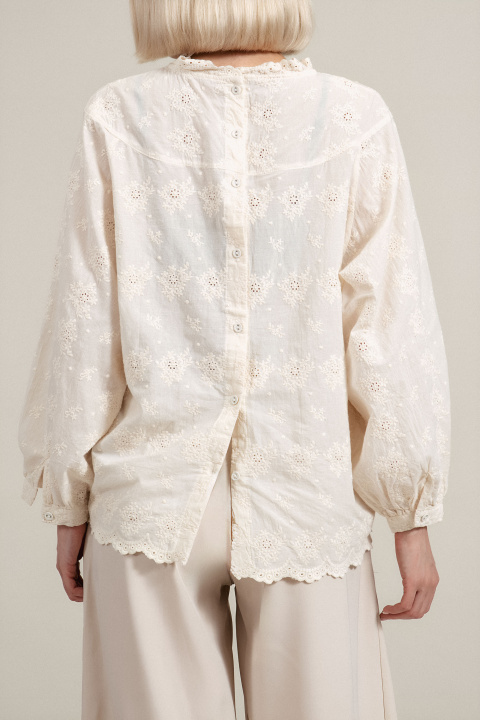Дамска блуза в цвят екрю с къдрици на деколтето, рязана бродерия и копчета на гърба