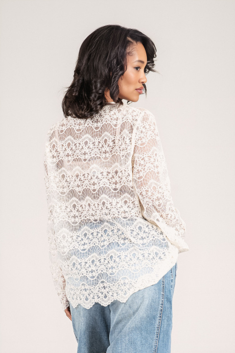 Дамска блуза в цвят екрю със свободна кройка и нежна бродерия