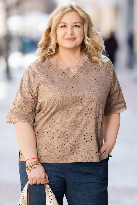 Дамска блуза в цвят капучино с елементи на рязана бродерия и дантела п деколтето