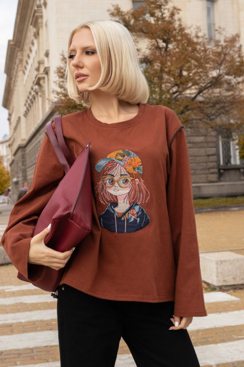 Дамска блуза в карамелено кафяво с бродирано момиче с очила