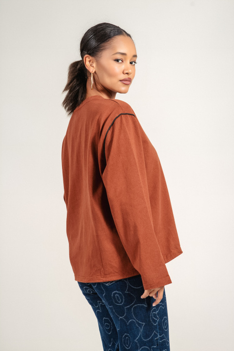 Дамска блуза в керемидено кафяво с бродирано момиче с шапка