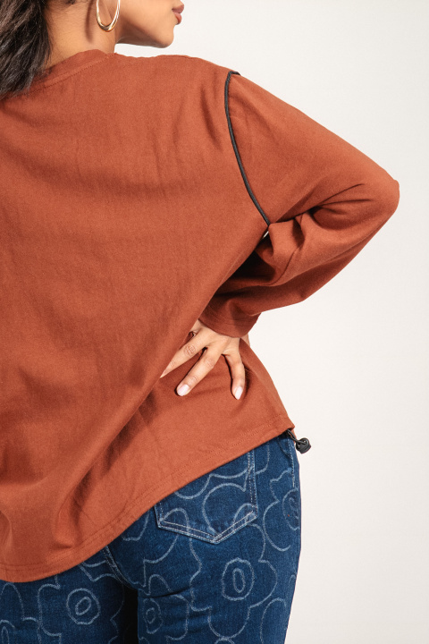 Дамска блуза в керемидено кафяво с бродирано момиче с шапка