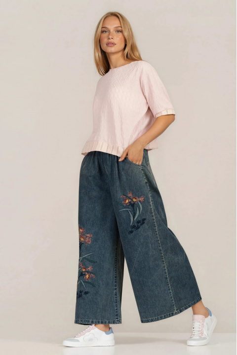 Дамска блуза в розово с релефен принт и връзки в края