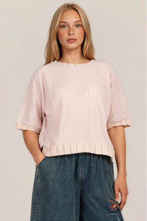 Дамска блуза в розово с релефен принт и връзки в края