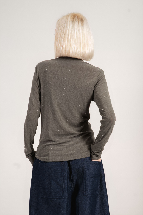 Дамска блуза в сиво от фина материя декорирана със ситни камъни