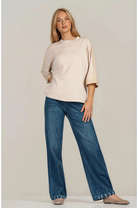 Дамска блуза в светлобежово с декоративни пайети и свободена кройка