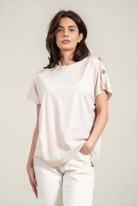 Дамска блуза в светлобежово със свободна кройка и декоративни копчета