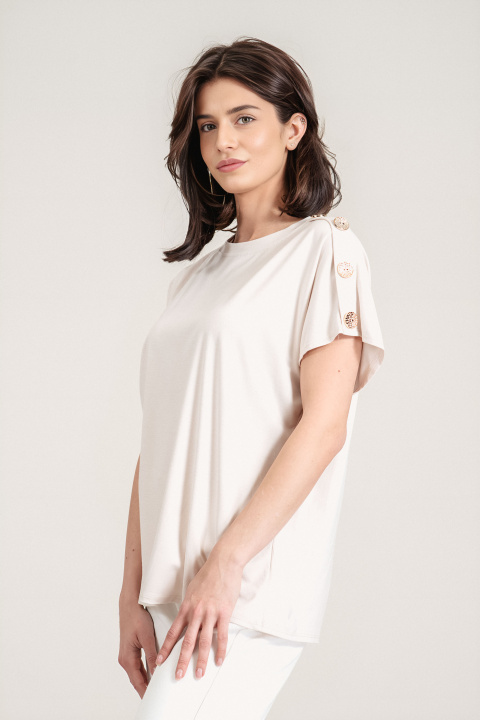 Дамска блуза в светлобежово със свободна кройка и декоративни копчета