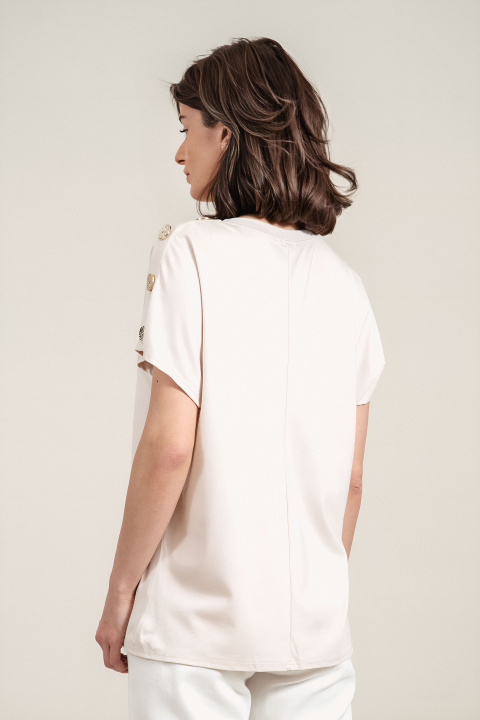 Дамска блуза в светлобежово със свободна кройка и декоративни копчета