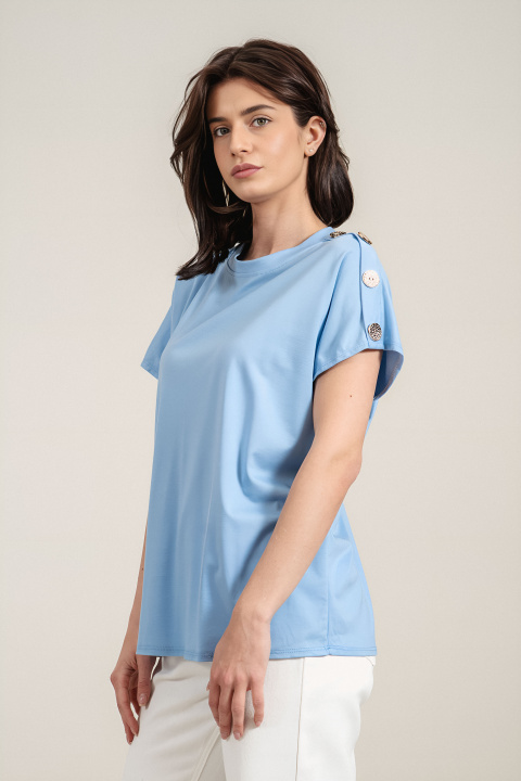 Дамска блуза в светлосиньо със свободна кройка и декоративни копчета