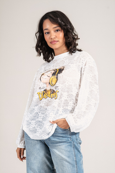 Дамска бяла блуза от дантелена мрежа с щампа момиче и надпис