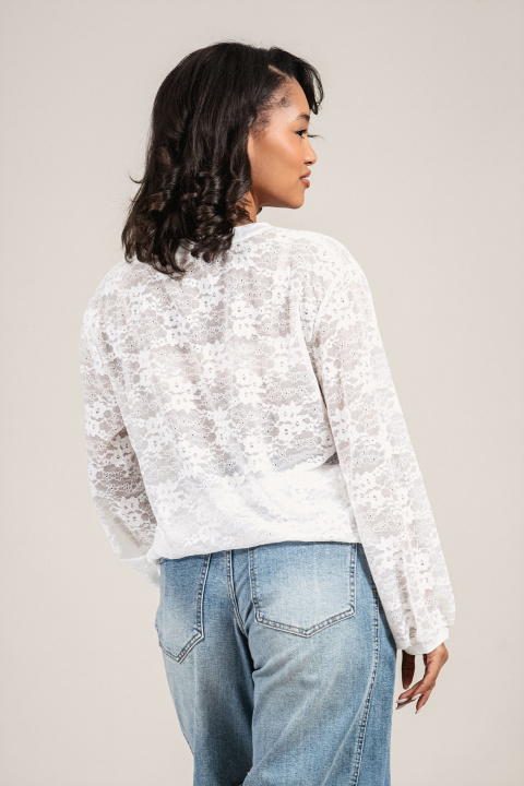 Дамска бяла блуза от дантелена мрежа с щампа момиче и надпис