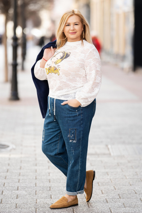 МАКСИ бяла блуза от дантелена мрежа с щампа момиче и надпис